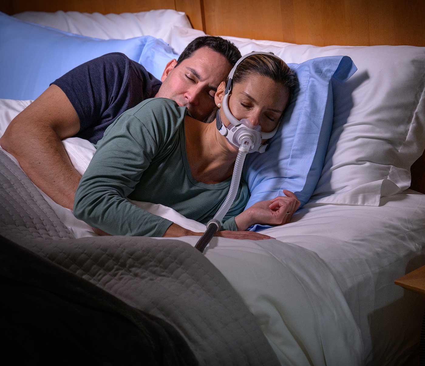 AirFit40_Couple-Bed-Sleeping