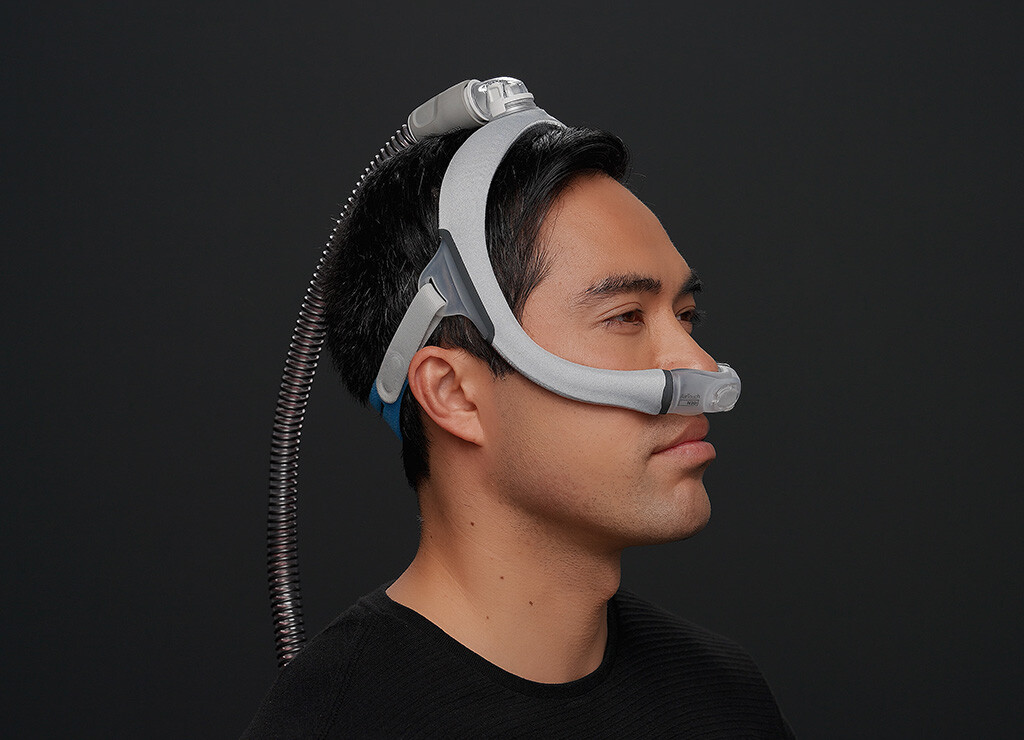 Un hombre usa la mascarilla AirTouch N30i