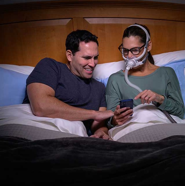 airfit-f40-couple-in-bed-woman-on-therapy-jpg