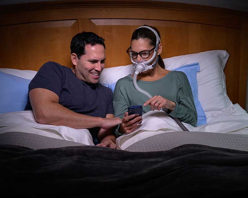 airfit-f40-couple-in-bed-woman-on-therapy-jpg