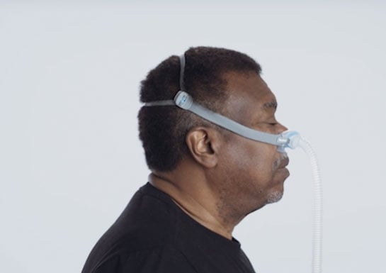 Un hombre es visto de lado usando la mascarilla ResMed AirFit N30p