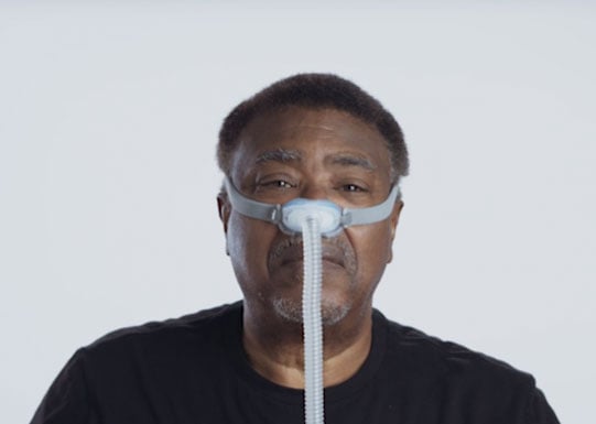 Un hombre utiliza la mascarilla ResMed AirFit N30 sobre fondo blanco