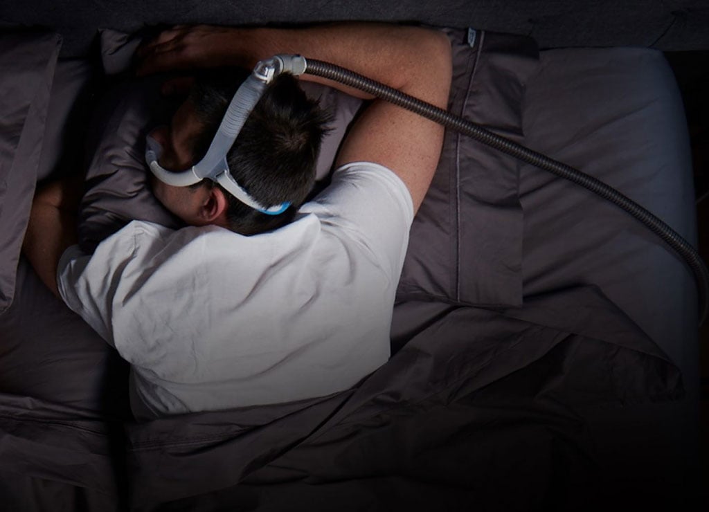 Una persona durmiendo boca abajo mientras usa la mascarilla AirFit N30i
