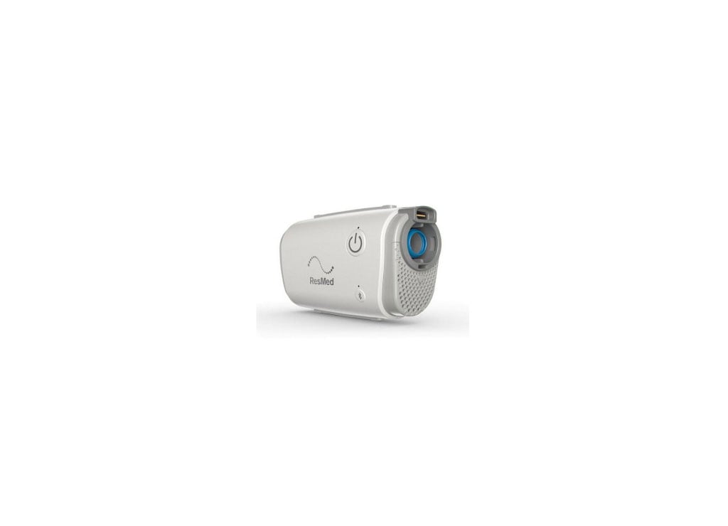 Dispositivo AirMini ResMed sobre fondo blanco con detalles frontales