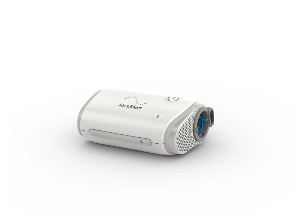 Dispositivo AirMini ResMed sobre fondo blanco condetalles laterales