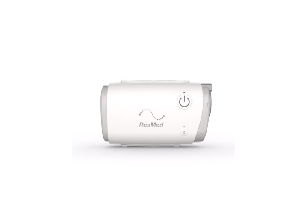 Dispositivo AirMini ResMed conectado a una fuente de energía