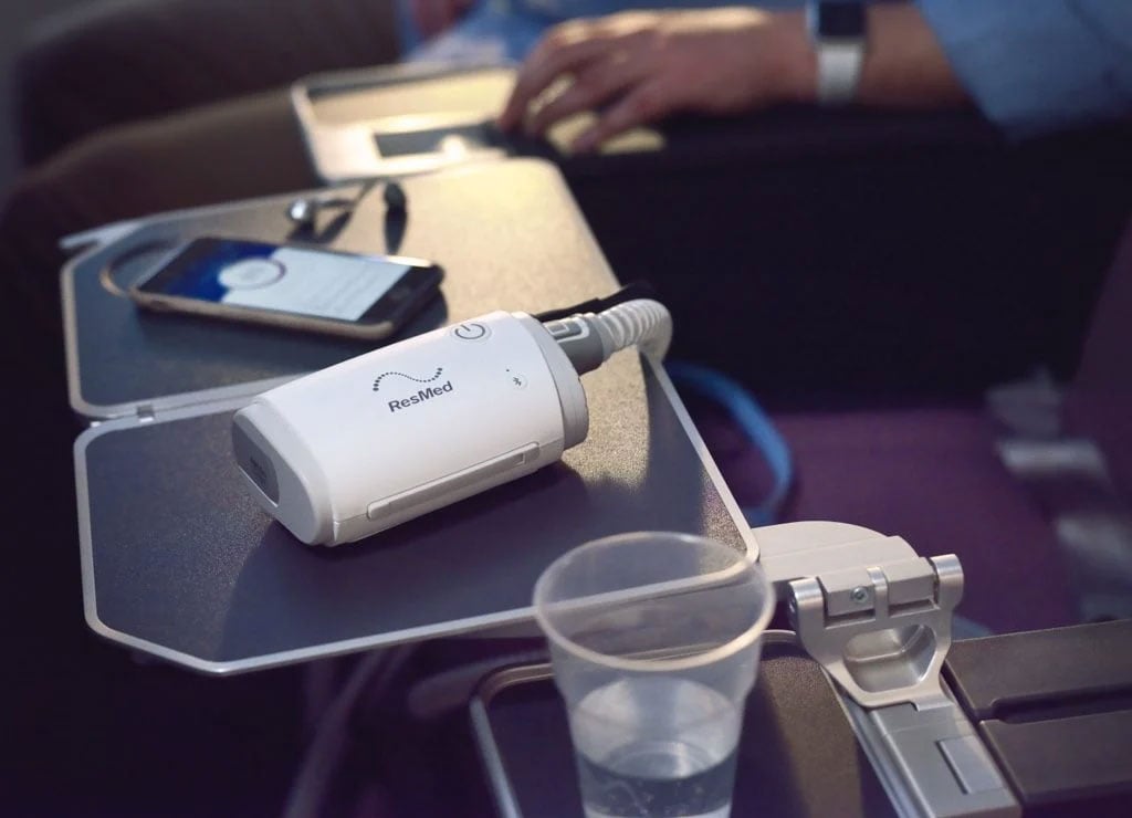 AirMini ResMed conectado a una fuente de energía