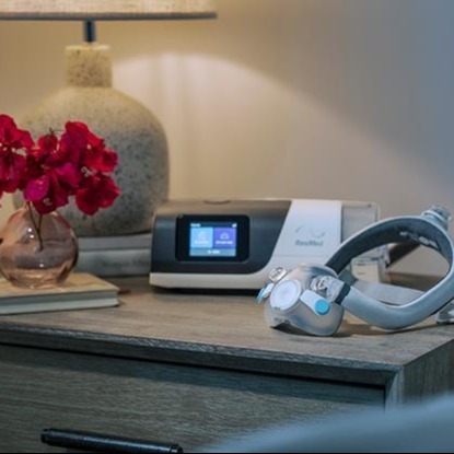 healthcare-professionals-airtouch-n30i-cpap-machine-and-mask-on-nightstand-1-1-1