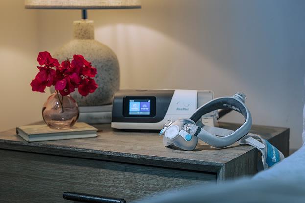 healthcare-professionals-airtouch-n30i-cpap-machine-and-mask-on-nightstand-1-1-1